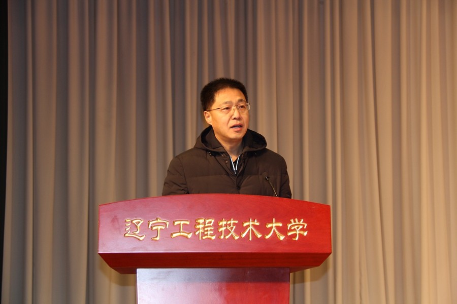 校评建办主任,副校长王国辉主持会议.