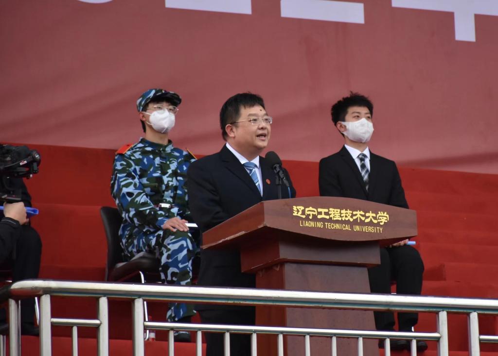 学校隆重举行“青春献礼二十大，强国有我新征程” 2022级学生开学典礼暨军训动员大会