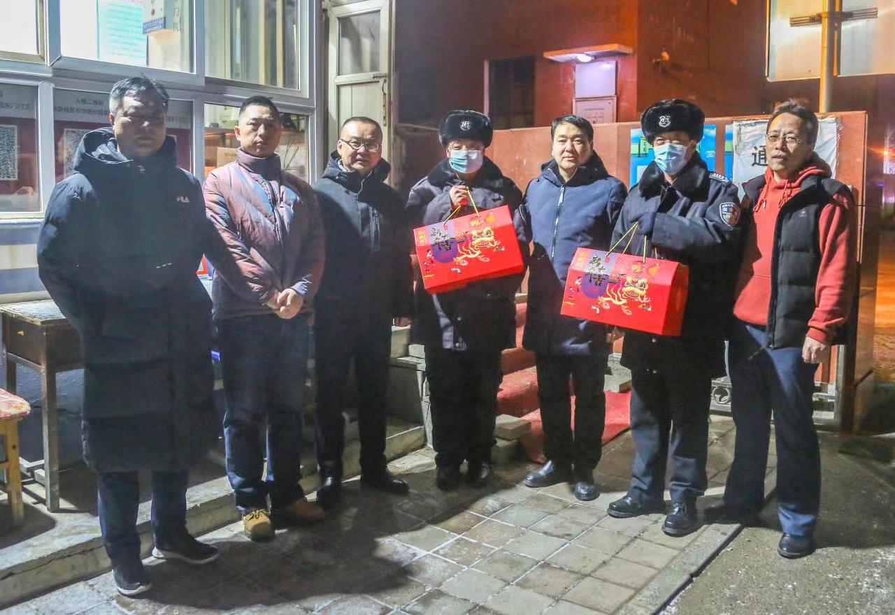 副校长周志强除夕夜走访慰问值班人员