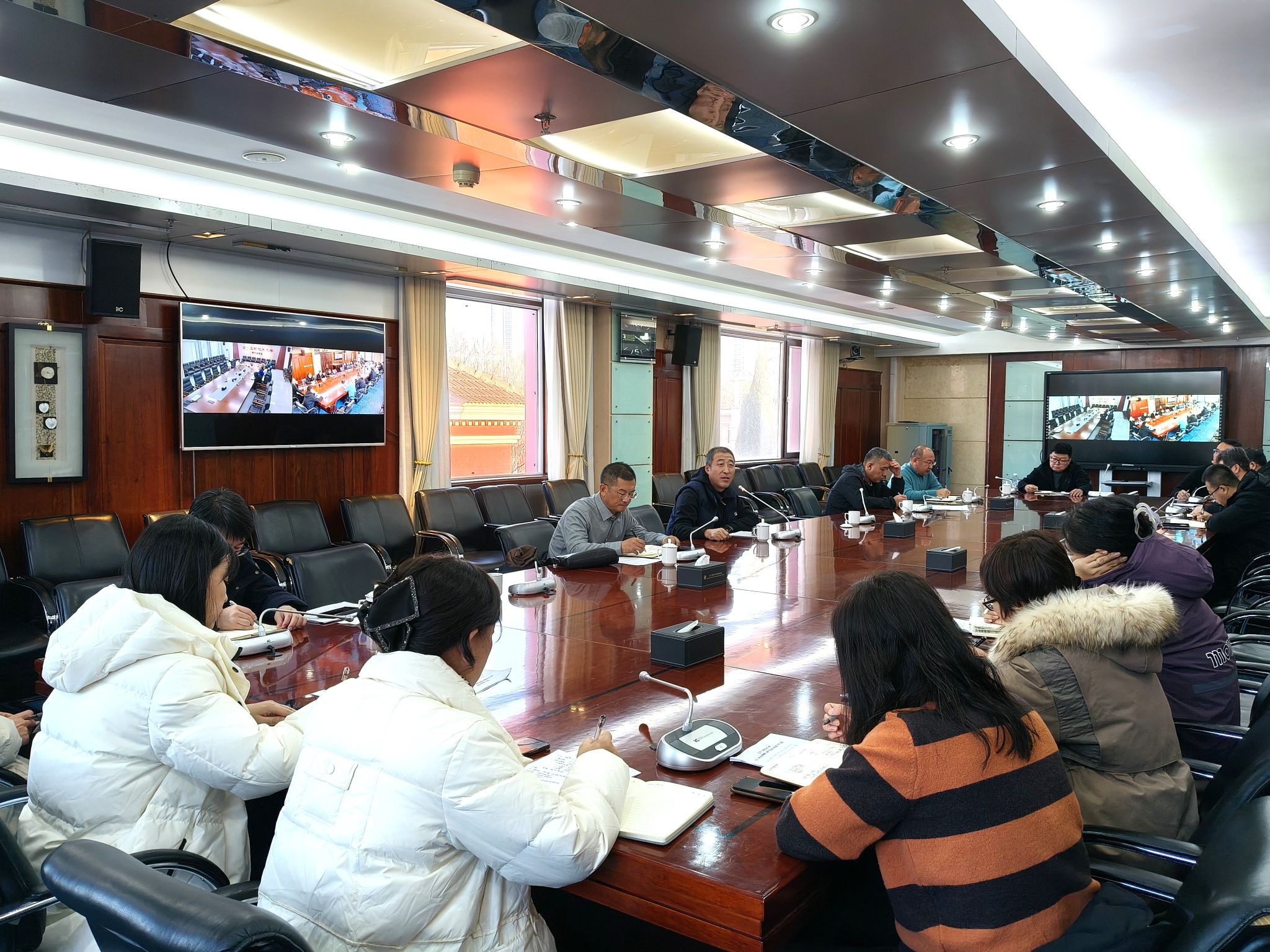 1-学校召开会议部署寒假期间家访工作.jpg